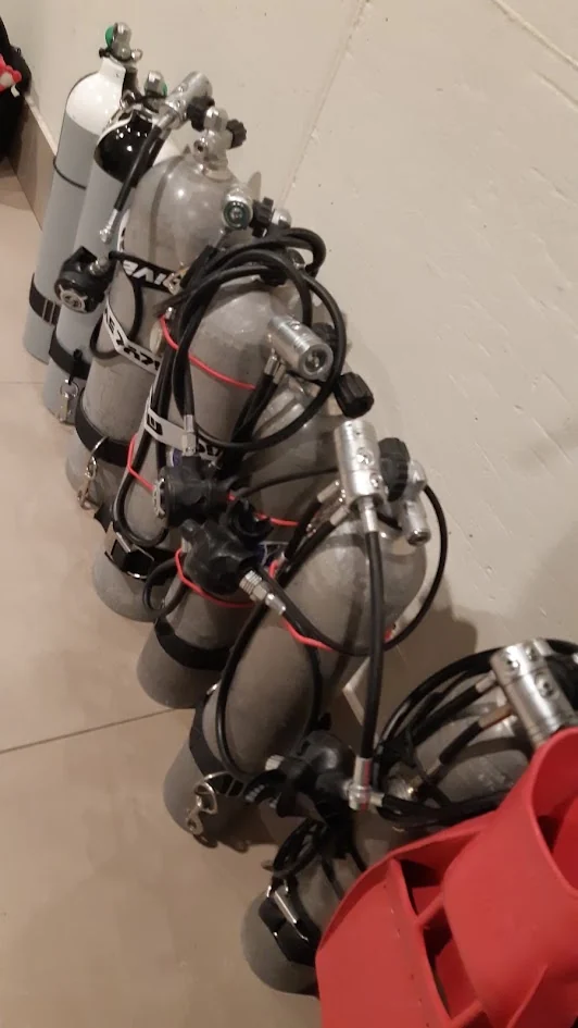 My sidemount cylinders rigged and ready: simple attachments, clean routing and no unnecessary hardware.