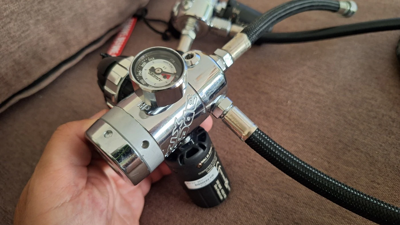 Apeks DST first stage with compact mechanical button pressure gauge and wireless transmitter