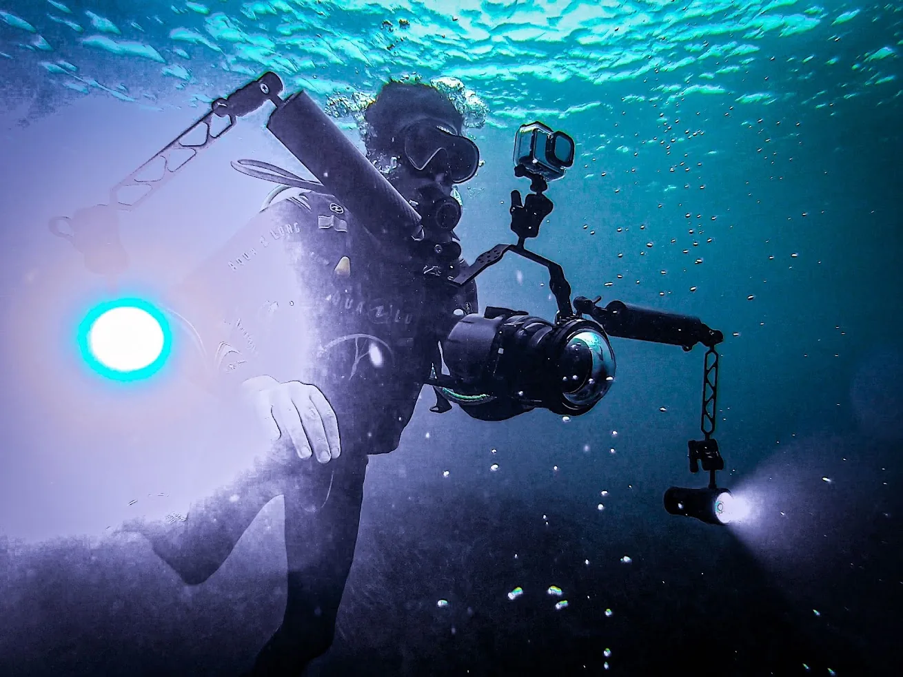 From Freedom to Rules: The Use of Torches in Technical Diving